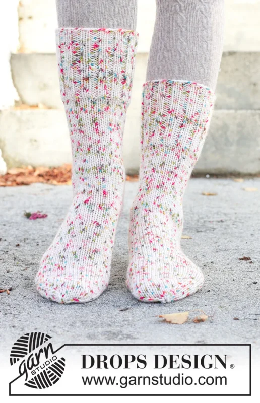 Nyhet 261-67 Twinkle Twist Socks by DROPS Design