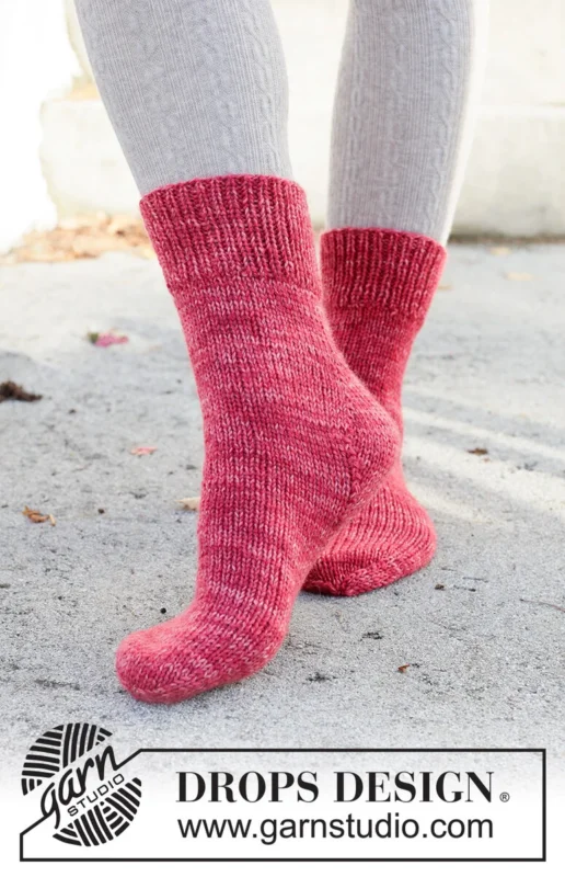 261-66 Garnet Glow Socks by DROPS Design Utförsäljning