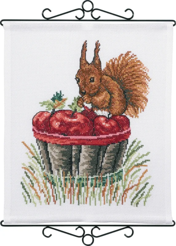 Fynd Broderikit Ekorrar och äpplen 40 x 46 cm
