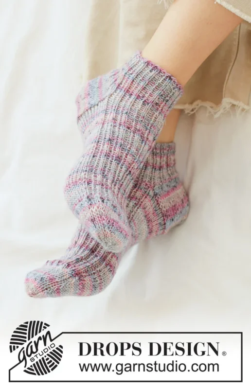 Handla nu 265-28 Purple Pop Socks by DROPS Design
