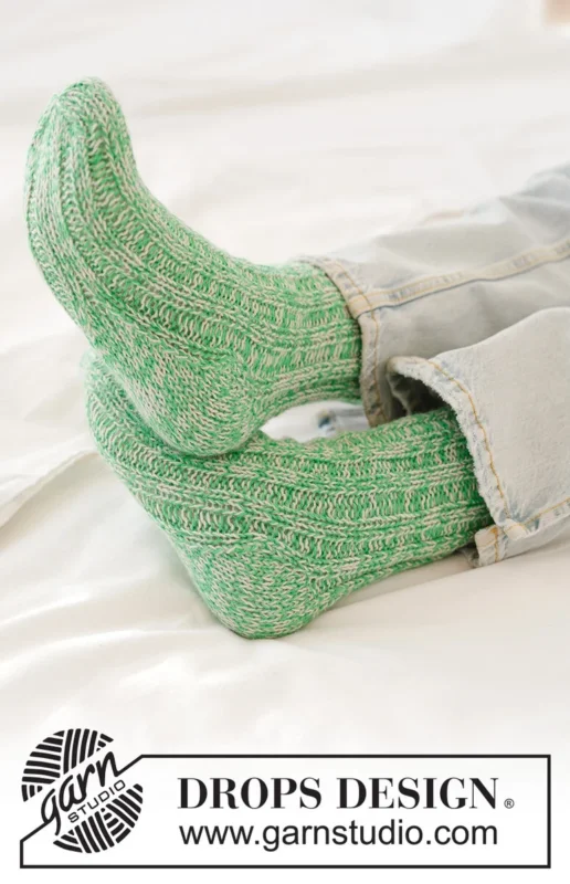 Trygg betalning 50-25 Speckled Moss Socks by DROPS Design
