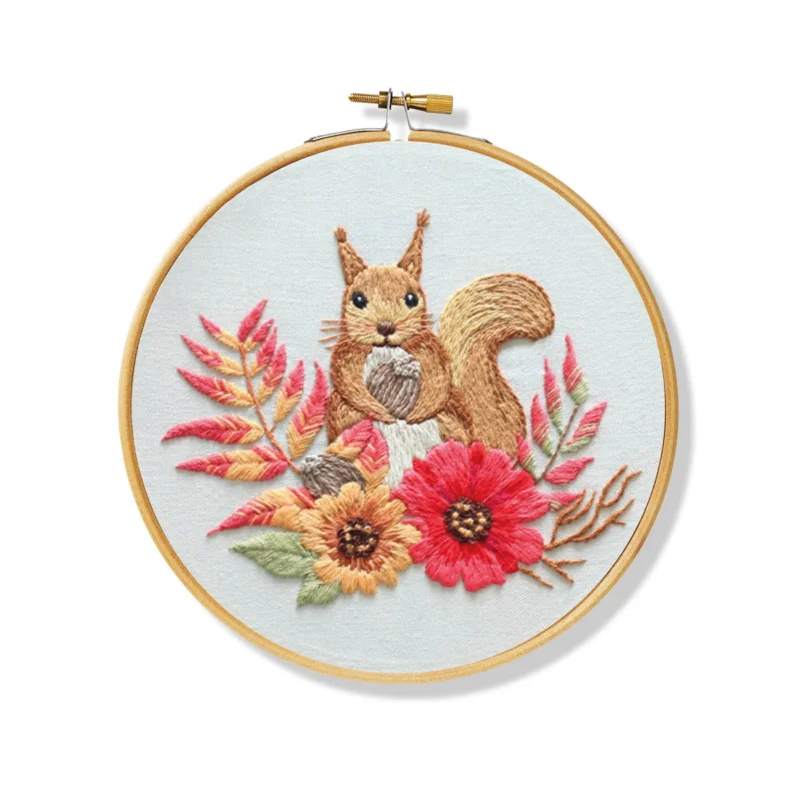 Broderikit cute squirrel Ø20 cm – allt för att brodera en söt ekorre Kampanj