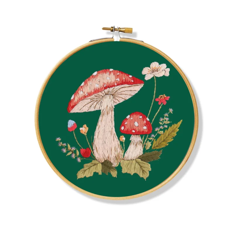Broderikit red mushrooms Ø20 cm – allt för att brodera söta flugsvampar Begränsat antal