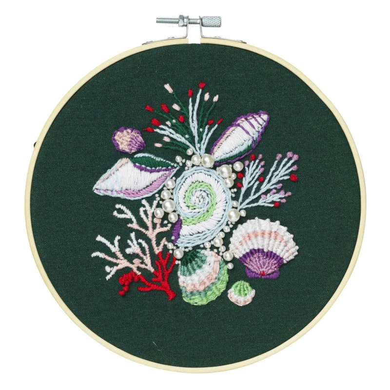 Broderikit Pearly Sea Shells Ø18 cm, allt för att brodera ett motiv med snäckor Kampanj