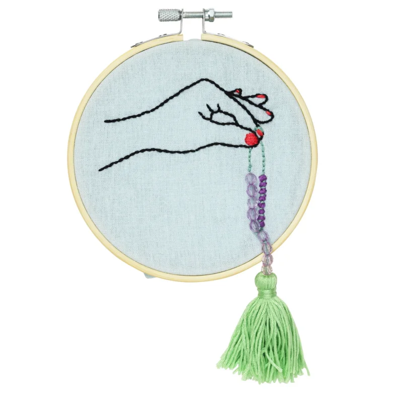 Sista chansen Broderikit Tassel Treasure Ø13 cm, allt för att brodera en hand med ett tofssmycke