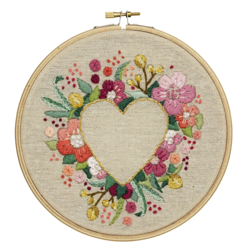 Broderikit Hjärta med blommor Ø18 cm – allt för ett kärleksfullt broderi! Billig
