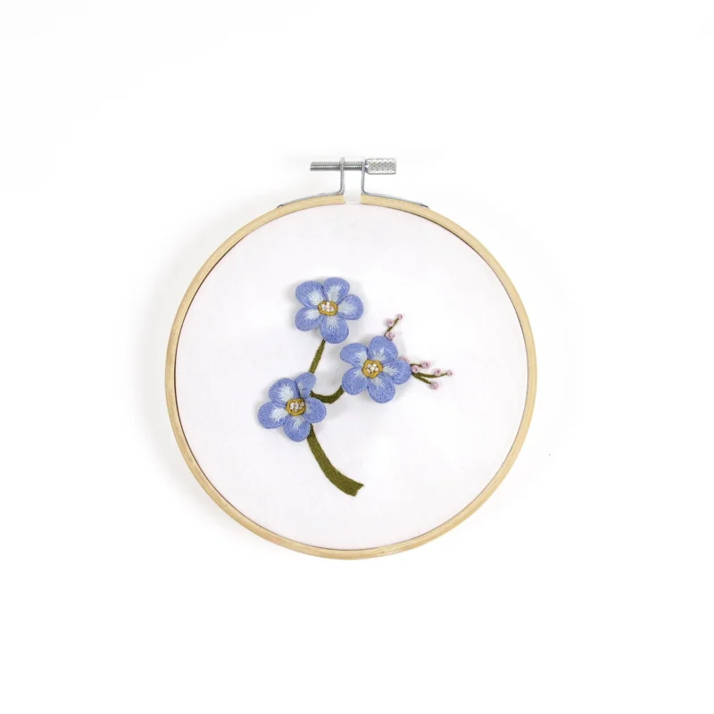 Nyhet DMC Broderikit Forget Me Not – allt för att brodera en förgätmigej med 3D-effekt, Ø12,5 cm