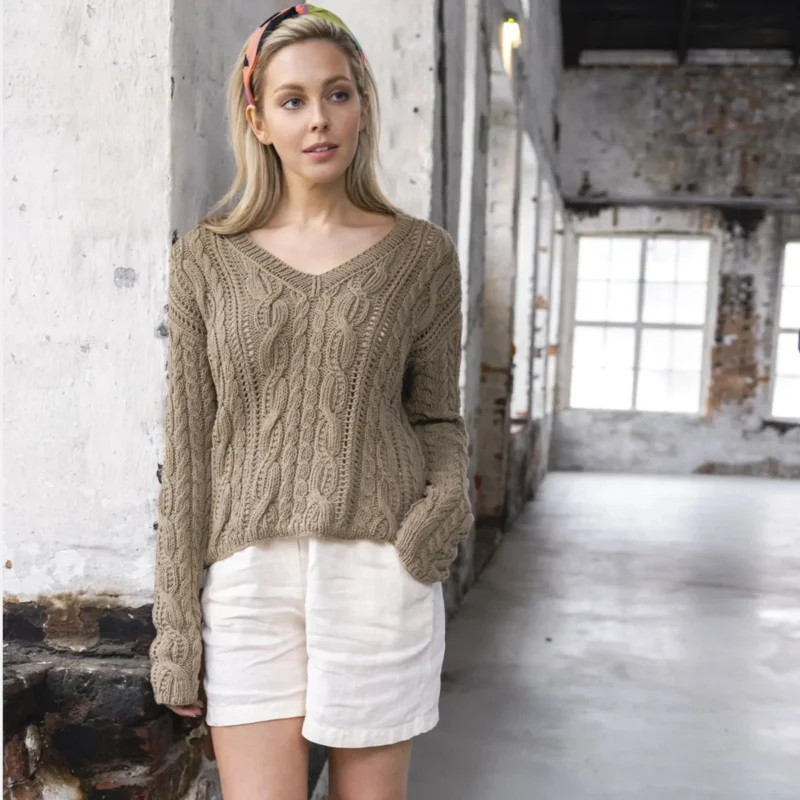 Flätstickad tröja i Linen Love Trygg betalning
