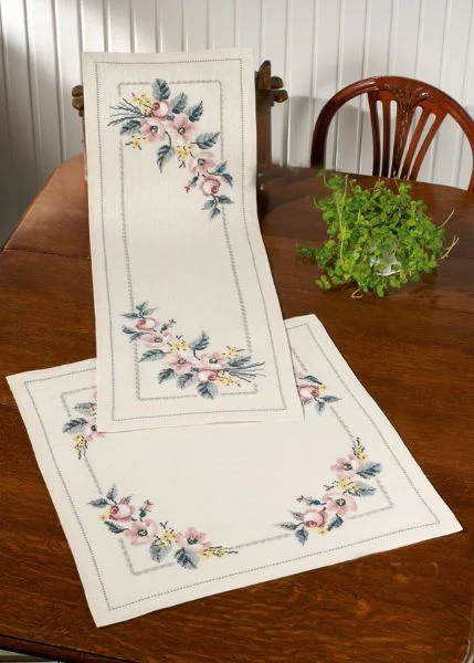 I lager Korstygnsbroderi Duk med dova blommor