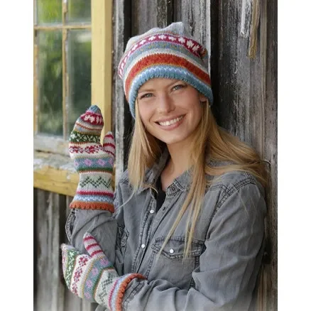 I lager Happy Winter by DROPS Design – Stickmönster mössa och vantar str. S/M – M/L