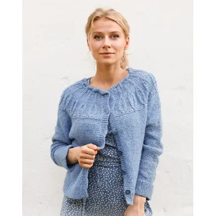 Kampanj Blue Peacock Cardigan by DROPS Design – Cardigan Stickmönster str. S – XXXL
