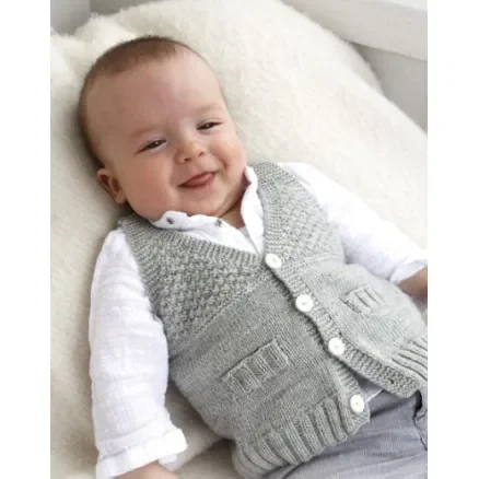 Â Junior by DROPS Design – Babyväst Stickmönster str. 1/3 mdr – 3/4 år Fynd
