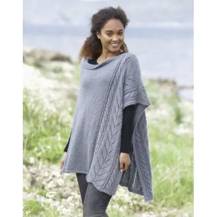 Cloudy Day by DROPS Design – Poncho Stickmönster strl. S/M-XXL/XXXL Kampanjpris