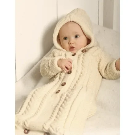 Sleeping Beauty by DROPS Design – Baby Åkpåse Stickmönster strl. 1/3 mån – 3/4 år Fynd