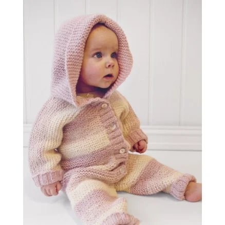 Kampanj Playdate by DROPS Design – Babydräkt med huva Stickmönster strl. 0/3 mån – 3/4 år