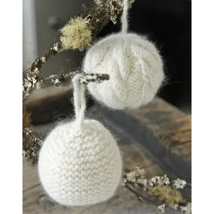 Let it Snow by DROPS Design – Julkulor Julpynt Stickbeskrivning 8 cm Lägg i varukorgen