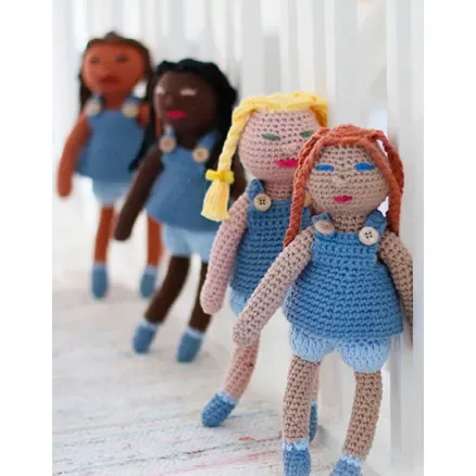Utförsäljning Spice Friends by DROPS Design – Baby Docka Virkmönster – 4 dockor