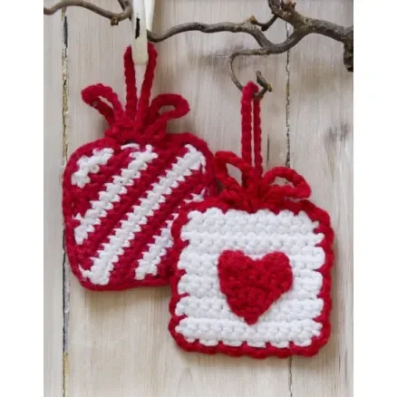 Rabatt Hanging Gifts by DROPS Design – Julpynt Virk-mönster 7x7 cm