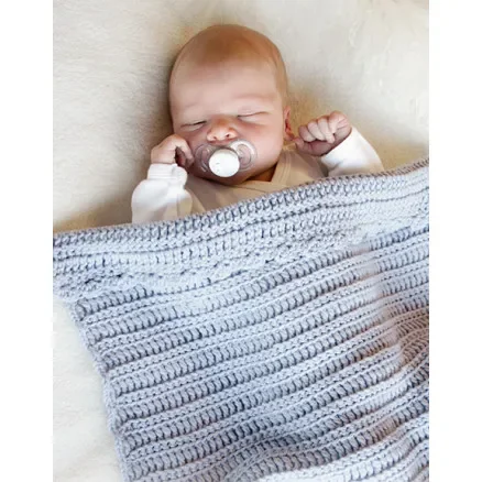 Handla nu First Year by DROPS Design – Baby Filt Virkmönster 65-80 cm