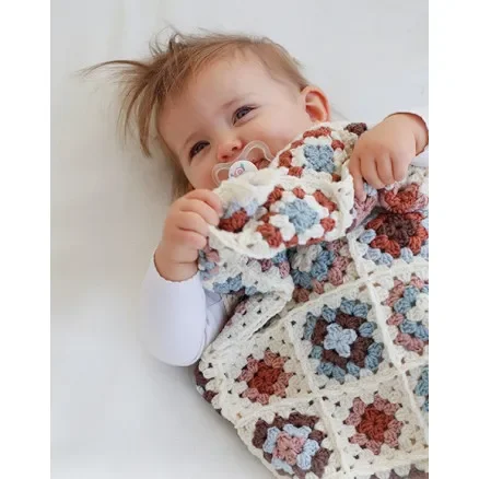 Cuddle Time by DROPS Design – Baby Filt Virkmönster 54x63 cm Endast denna vecka