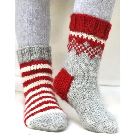 Twinkle Toes by DROPS Design 4 – Julstrumpor Grå med mönster på skaftet Stick-mönster strl. 22/23 – 41/43 Premium