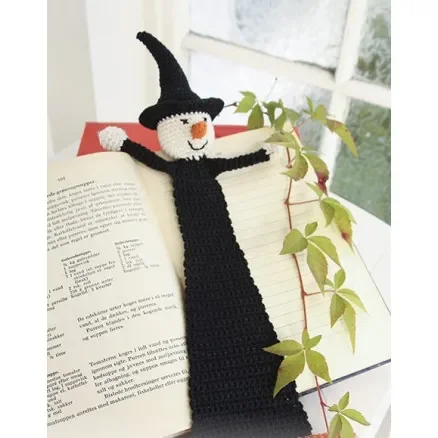Obliviate! by DROPS Design – Halloween Bokmärke Virkmönster Häxa Utförsäljning
