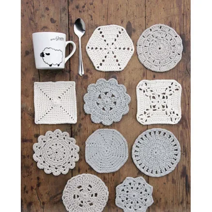 Handla nu  Bright Side Coasters by DROPS Design – Bordsunderlägg Virkmönster 10-12 cm