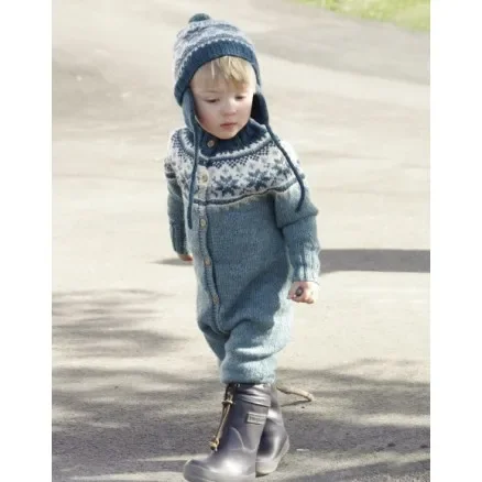 Wild Blueberries by DROPS Design – Heldräkt och mössa Stick-mönster str. 12/18 mån – 5/6 år Köp nu