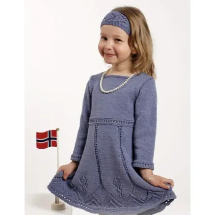 I lager Wendy Darling by DROPS Design – Klänning och Hårband Stick-mönster str. 2 år – 9/10 år