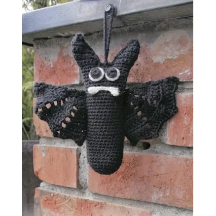 Kundfavorit Mr. Fang by DROPS Design – Halloween Pynt Virkmönster 16cm