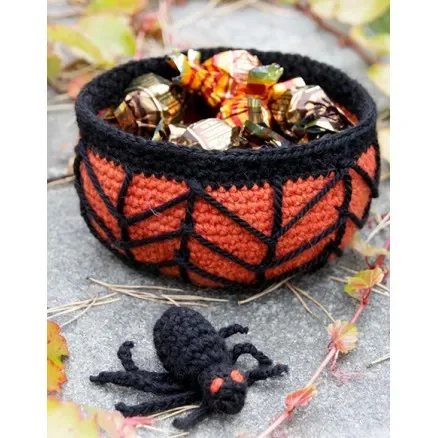 Outlet Creepy Candy by DROPS Design – Halloween Pynt Virkmönster Korg 12x6cm