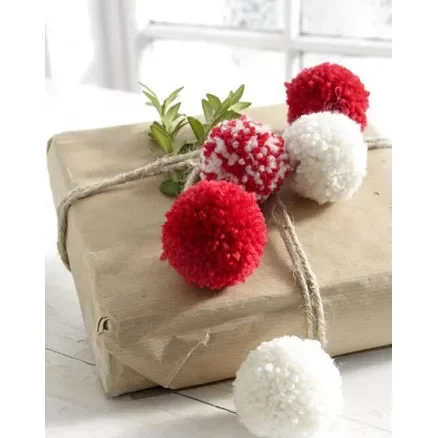 I lager Wrap It Up! by DROPS Design – Pompon Kit 5 cm