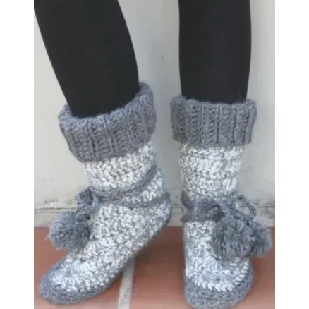 Rea Virkade Tofflor med pomponer by DROPS Design – Tofflor Virkmönster strl. 35/37 – 41/43