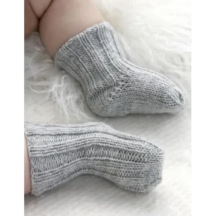 Baby Booties by DROPS Design – Babystrumpor Stick-mönster strl. 1/3 mdr – 3/4 år Billigare