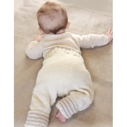 Rea Little Darcy Pants by DROPS Design – Baby Byxor Stick-mönster strl. 0/1 mdr – 3/4 år
