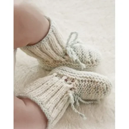 First Impression Booties by DROPS Design – Baby Tofflor Stick-mönster strl. prematur – 3/4 år Nyhet
