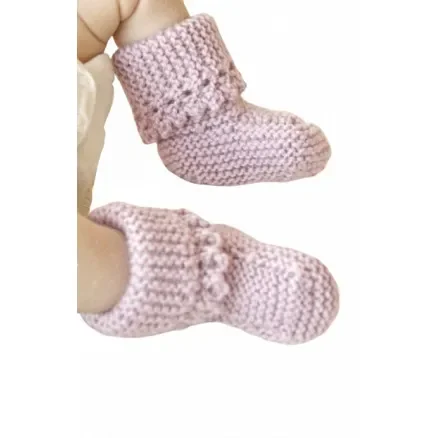 Lullaby Booties by DROPS Design – Baby Tofflor Stick-mönster strl. 0/1 mdr – 3/4 år Beställ idag