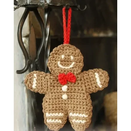 Gingy by DROPS Design – Pepparkaksgubbe Julpynt Virk-mönster 15x14 cm – 2 st risnedsättning