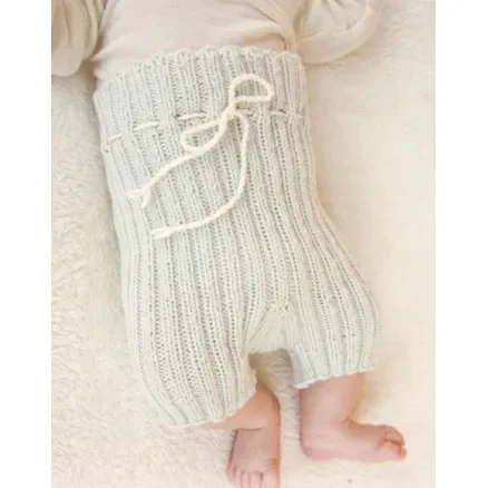 Beställ idag First Impression Shorts by DROPS Design – Baby shorts Stick-mönster strl. Prematur – 3/4 år