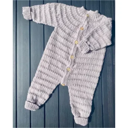 Hostrup Dragten by Knit by Nees – Garnpaket till Hostrup Dragten Storlek 0 månader – 2 år Trygg betalning