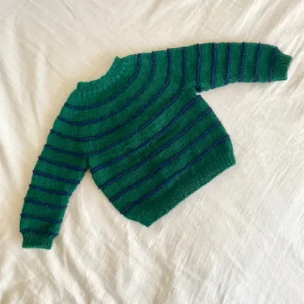 Nedsatt pris Charme Sweater från Knit by Nees – Garnpaket till Charme Sweater Storlek 0 månader – 4 år