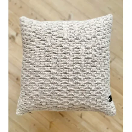 I lager Poullets Cushion by Milla Billa – Garnnystan till Poullets Cushion Storlek 50x50cm