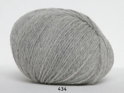 Hjerte Fine Highland Wool – ullgarn – Hjertegarn – fv 434 Lys Grå Snabb leverans