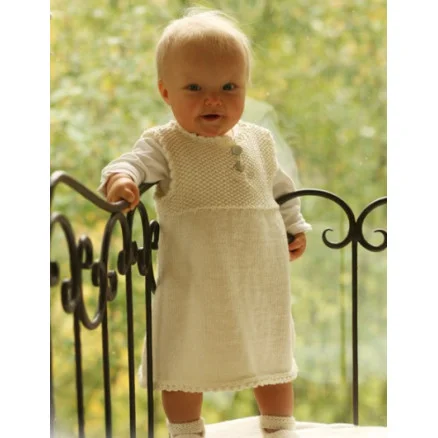 Nedsatt pris Baby Harriet by DROPS Design – Baby Klänning och Tofflor Stick-mönster strl. 1/3 mdr – 3/4 år