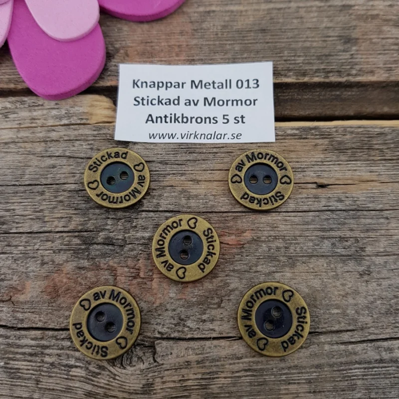 Lägg i varukorgen MetallknapparAntikbrons Stickad av Mormor 15 mm 5 st 013