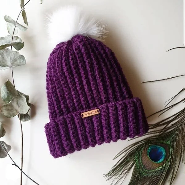 Nyhet Materialkit Virka Mössan Elsa Lila m Vit maffig pälstofs