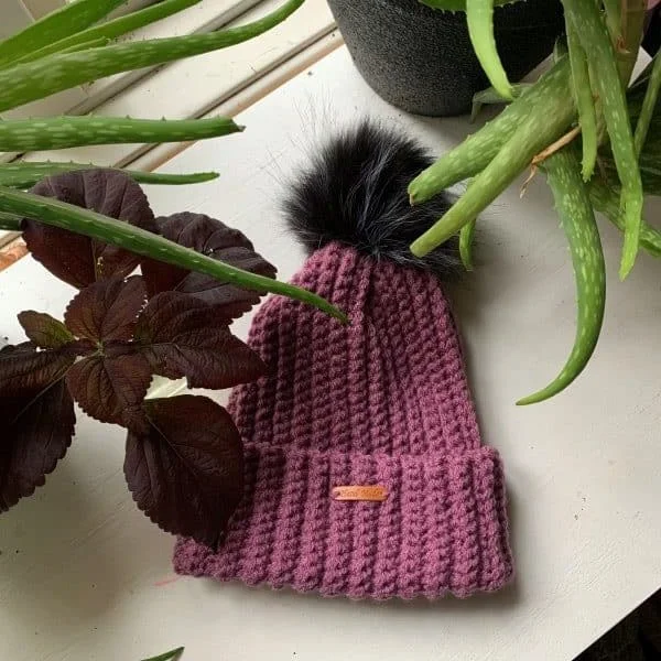Lågt pris Materialkit Virka Mössan Elsa Lilaljung m Svart maffig pälstofs